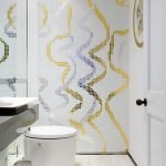 Patrones de mosaico en el interior del baño.