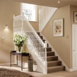 Papel pintado beige en una casa grande