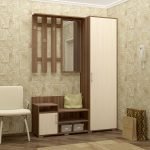 Papel tapiz beige en el pasillo