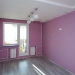 Paredes de color rosa en la habitación