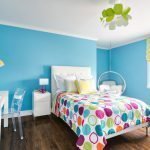 Paredes pintadas de azul en la habitación