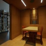 Gabinete decorado con corcho.
