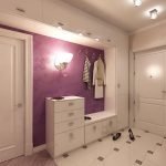 Papel pintado lila en un interior blanco
