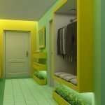Interior en colores amarillo y verde.