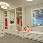 Muebles blancos en el pasillo.