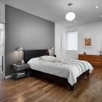 Muebles sencillos en un dormitorio moderno.