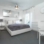 La combinación de blanco y gris en un apartamento moderno.