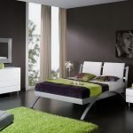 Alfombra verde en la habitación gris