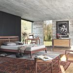 Muebles de madera en el dormitorio con paredes grises.
