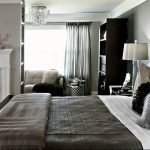Muebles oscuros en una habitación con paredes grises.