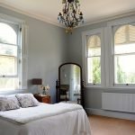 Grandes ventanas en la habitación
