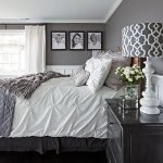 Paredes grises y muebles blancos