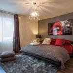 Ropa de cama roja en el dormitorio