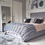 Ropa de cama rosa y cuadros de punto.