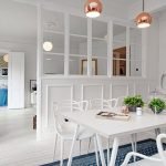 Comedor con estanterías