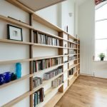 Largas estanterías de madera