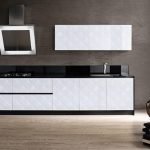 Muebles blancos en un interior oscuro.