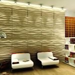 Sillones blancos y estante en el interior.