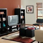 Muebles oscuros en una moderna sala de estar.