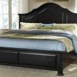 Cama de madera oscura en el dormitorio.