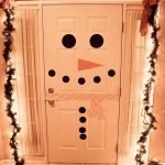Muñeco de nieve en la puerta
