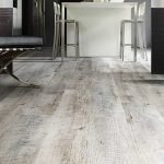 Decoración inusual en forma de manzana verde en un interior gris