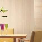 Copas de vino brillantes en la pared