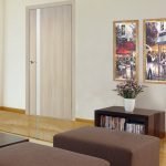 Pinturas brillantes en la pared.