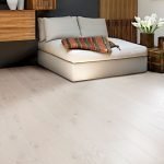 Maleta junto a la cama