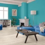 Sofá y sillón azules en un interior azul