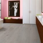 La combinación de paredes rosas y muebles blancos.