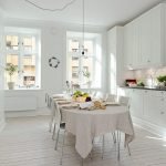 Cocina con muebles blancos