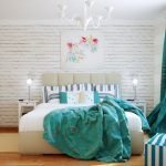 Lámparas en las mesas junto a la cama