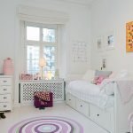 Cama con cajones en el interior.