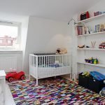 Estantes con juguetes en la pared