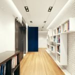 Puerta azul en un interior blanco