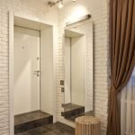 Silla de madera original junto al espejo.