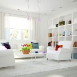 Estantería con libros brillantes a lo largo de la pared