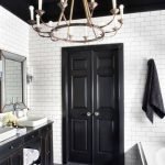 Elegante baño con techo negro