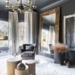 Techo gris oscuro en la habitación