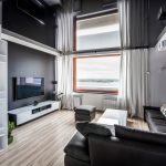 Estirar el techo en una habitación con una gran ventana