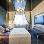 Estirar el techo negro en la habitación