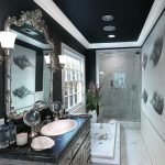 Baño con techo negro en la casa.
