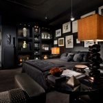 Decoración de dormitorio negro con una casa privada.