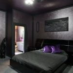 Interior oscuro del dormitorio