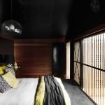 Dormitorio moderno con techo negro.
