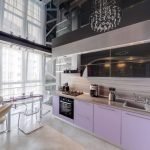 Cocina con techo negro.
