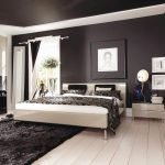 Dormitorio con techo negro