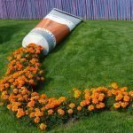 Tubo con un rastro de flores