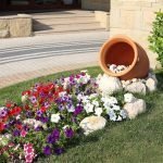 Cama de flores con una maceta